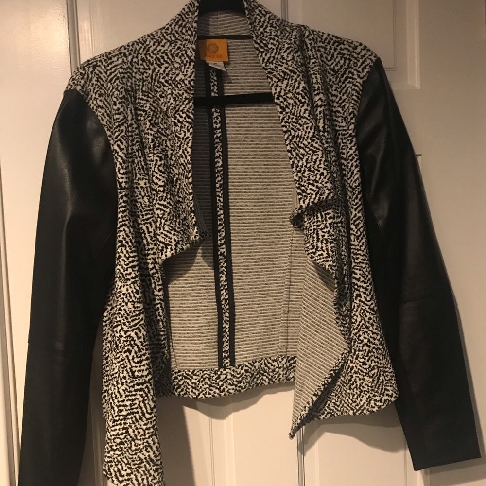 Cute women’s sweater jacket...size xs